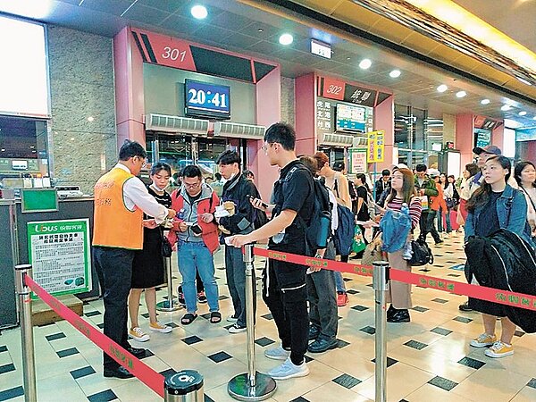 端午節搭國道客運享優惠票價。 圖/臺北區監理所提供