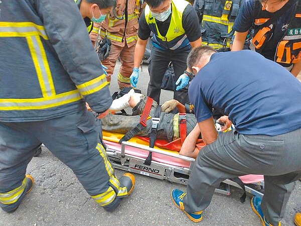 新北市鶯歌1日傳出汙水下水道工作井水泥管爆管釀成1死1傷意外，消防人員正急救剛脫困的趙姓工人。（陳俊雄翻攝）