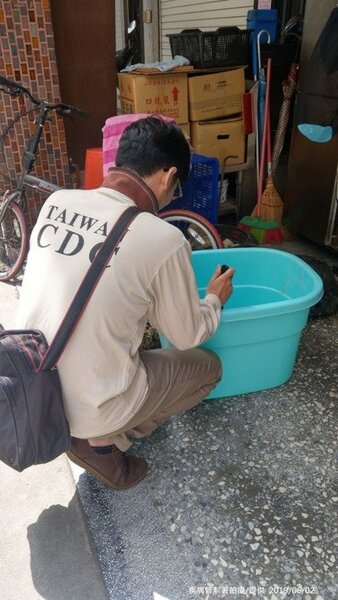 防疫人員於高雄市三民區鼎金里查核社區病媒蚊孳生源。圖／疾管署提供