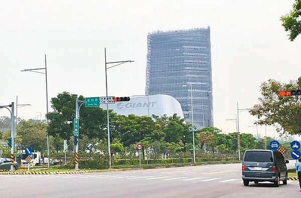 巨大集團加碼投資台灣50億元，圖為興建中的中科全球營運暨研發總部。 記者宋健生／攝影