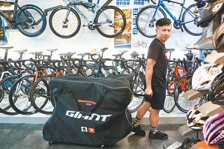 民眾反應,華航近日變更自行車託運方式,要求車友非得用硬殼運輸袋包裝、或紙箱打包才可託運。業者表示,軟包對單車族而言,既經濟又實惠。(鄧博仁攝)