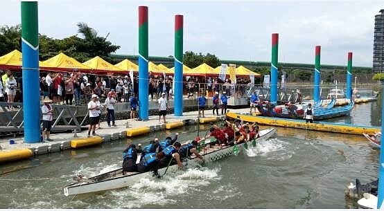 永慶房屋劍潭店協助士林區三腳渡龍船祭鬥牛賽熱鬧展開。(圖/永慶房屋)