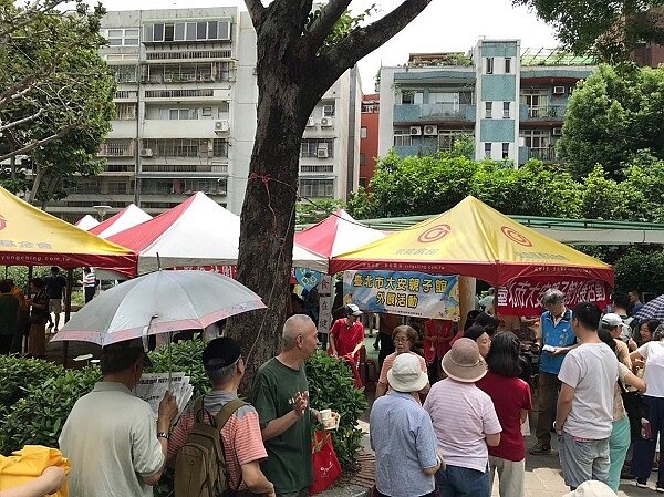 永慶房屋熱情協助敦煌里活動,現場聚集超過300人同歡。(圖/永氣房屋)