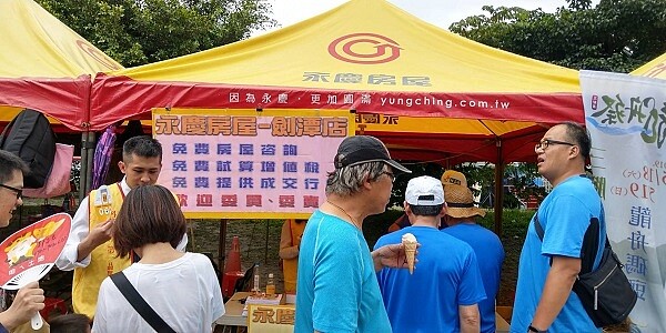 永慶房屋劍潭店除提供帳篷等人力物力,更提供現場民眾稅務諮詢服務。(圖/永慶房屋)