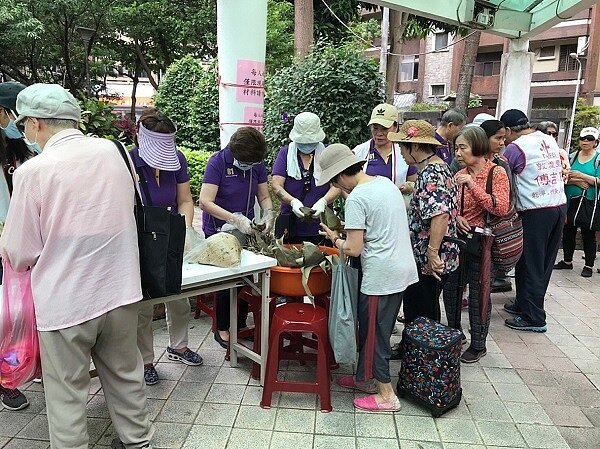 永慶房屋劍潭店除提供帳篷等人力物力,更提供現場民眾稅務諮詢服務。(圖/永慶房屋)