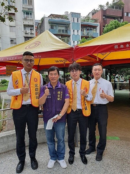 永慶房屋劍潭店除提供帳篷等人力物力,更提供現場民眾稅務諮詢服務。(圖/永慶房屋)