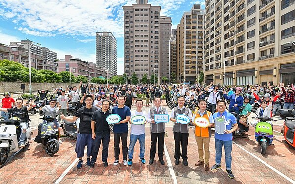 Gogoro車友6月2日於八德區廣豐二停車場舉行桃園市39處公有停車場電動機車充電站啟用典禮,上百名車友齊聚一堂聲勢浩大,桃園市黃秘書長治峯親自出席活動。(圖/桃園市交通局)