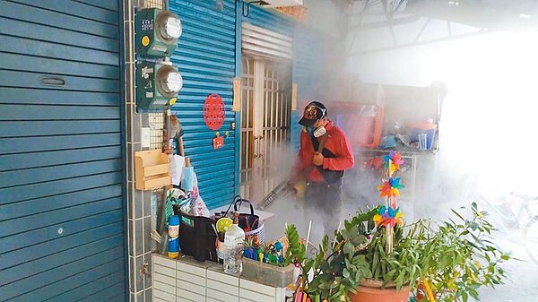 高市登革熱疫情拉警報，三民區爆發群聚感染，防疫人員展開噴藥滅蚊等處置。（圖/中時柯宗緯翻攝）