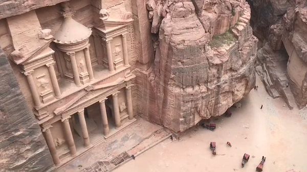佩特拉是約旦的一座古城,位於安曼南250公里處,隱藏在阿拉伯谷東側的一條狹窄的峽谷內,因岩石透出美麗的紅色,又被稱為「玫瑰城」。佩特拉古城於1985年被列入世界遺產,2007年成為新世界七大奇景,現在也是約旦的熱門景點。記者侯俐安/攝影