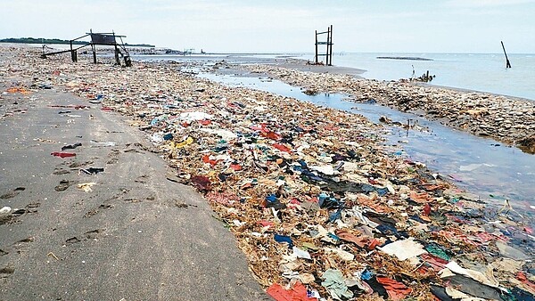 桃園市新街溪出海口左右兩岸,日前被發現整片沙灘被廢棄布料淹沒。 圖/網友Liu En-Yu提供