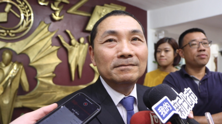 大台北華城社區、康橋中學等地,因自來水遭土地所有人之一永柏公司上鎖,出現市民及學校師生無水可用之事,新北市長侯友宜說,市府在第一時間請水利局、區公所進行協調,希望儘速解決糾紛。記者王敏旭/攝影