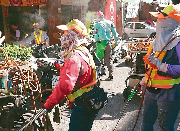 高雄市三民區鼎金里爆出本土登革熱群聚感染，市府防疫團隊在周邊6里進行擴大噴藥及清除孳生源等防治工作。 記者蔡容喬／攝影