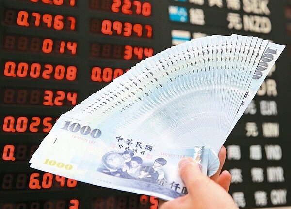 美國聯準會(Fed)降息預期升溫,外資回頭轉為淨匯入,終結新台幣連四天下跌。新台幣昨(3)日勁揚,盤中最高到31.426元兌1美元,終場收在31.503元兌1美元,單日大升1.09角,升幅0.35%,單日升幅創七個月新高,台北與元太外匯經紀公司合計成交量擴大到15.16億美元。 本報系資料庫