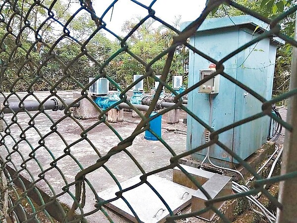 大台北華城社區因自來水加壓設施遭建商設圍籬上鎖,5月31日起爆發停水危機。 圖/新北市水利局提供