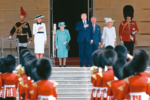 英國女王伊麗莎白二世（左三）三日在白金漢宮歡迎到英國進行國是訪問的美國總統川普（右四），川普夫人梅蘭妮亞（左二）和英國王儲查理王子夫婦（右三、右二）出席儀式。 （法新社）