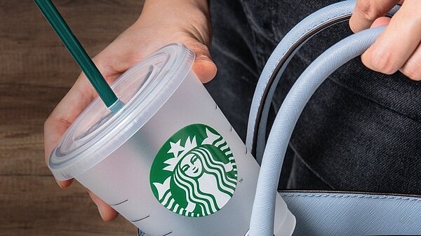 許多信用卡業者推出刷卡咖啡優惠,戒不了咖啡的小資族,不妨多利用信用卡咖啡優惠,替自己荷包省一點。 圖/星巴克提供