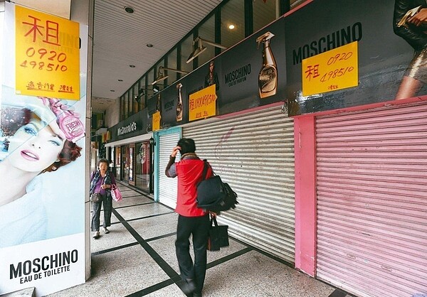 台北東區過去的繁華景象不在，大量的招租空店面讓該區看來老態盡現。聯合報系資料照。