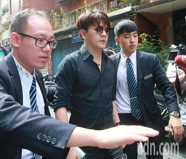 賀一航兒子曾治豪下午來到賀一航靈前祭拜,受訪時表示,爸爸走得很安詳,很感謝大家的關心。記者黃義書/攝影