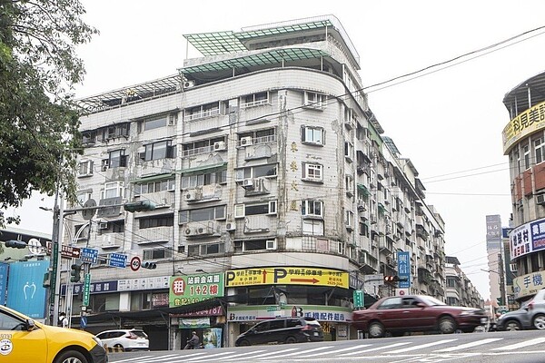 淡水東來社區在2012年被列為海砂屋,但住戶意見分歧,迄今仍有8戶未簽重建同意書,其中還有4戶失聯。記者王敏旭/攝影