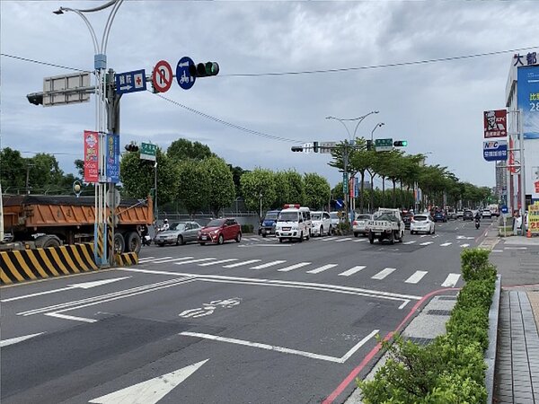 新北市淡水民權路、民復街口上月初辦理會勘改善,交通局決議在路口增繪左彎待轉區。圖/新北市交通局提供