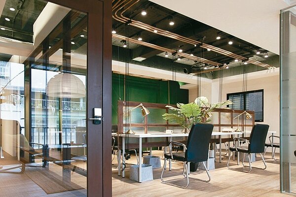 去年台北市長選戰時，柯文哲曾租「小樹屋」當競選辦公室，遭踢爆違規使用，被迫另覓他處。 圖／擷取自小樹屋網站