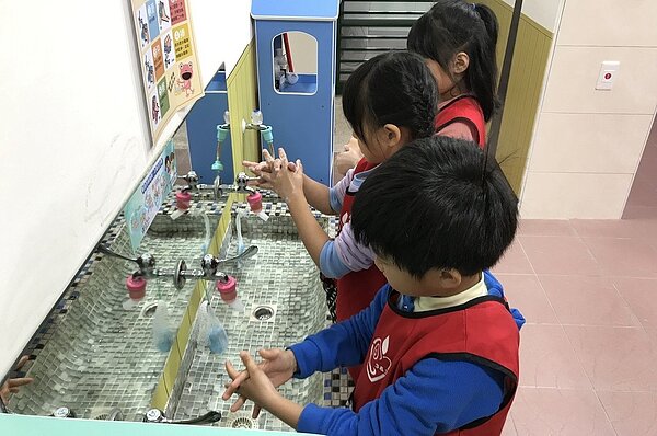 上周腸病毒就診人次破一.一萬,超過流行閾值,進入腸病毒流行期。 圖/衛生局提供