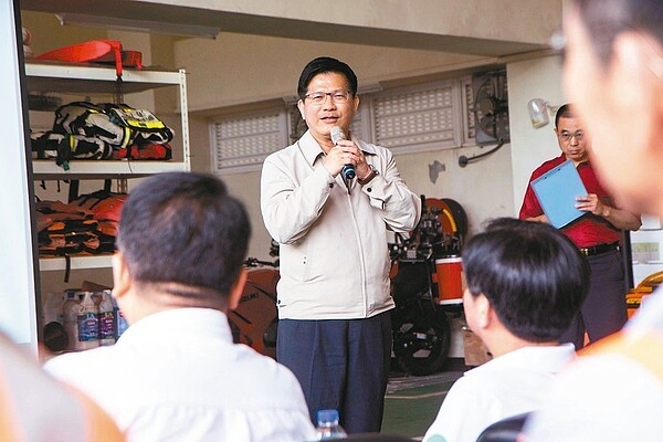 交通部長林佳龍說,雪隧有管制車輛、車速是基於安全,已同步推動北宜直鐵,也研議高鐵延伸到宜蘭。 記者王敏旭/攝影