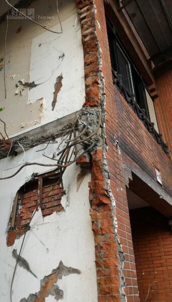 中和中安段改建之前，屋齡已31年，建築結構已嚴重受損。照片由住戶葉吉松提供