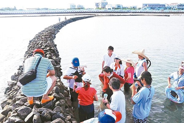 石滬工作坊,看如何修復石滬。圖/澎管處提供