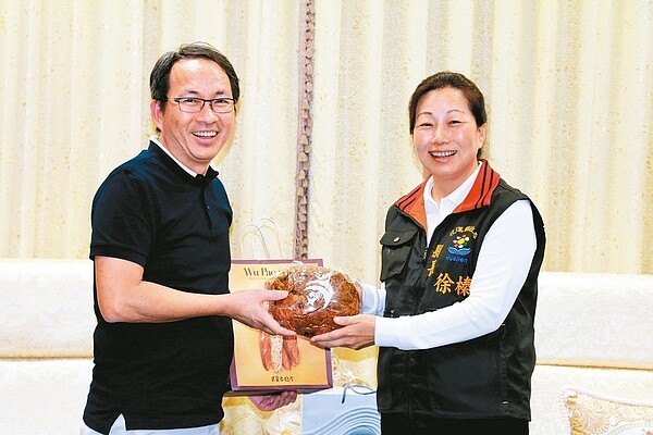 世界麵包冠軍吳寶春(左)日前拜訪花蓮縣長徐榛蔚,宣布將在花蓮設櫃。 圖/縣府提供
