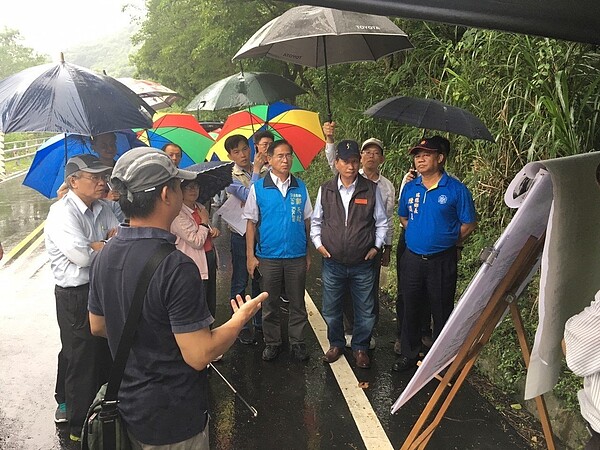 相關單位前往瑞港公路會勘。圖／瑞穗鄉公所提供