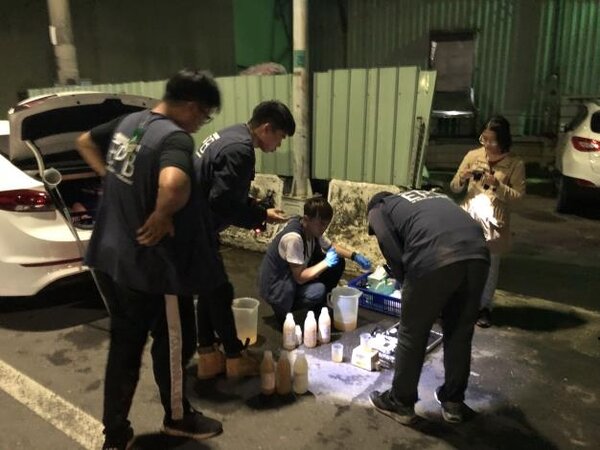 電鍍廠暗夜偷排廢水污染，台南市環保局科學蒐證查獲勒令停工。（圖／台南市環保局）