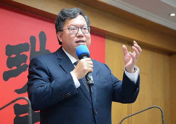 桃園市長鄭文燦今天打趣地說,新加坡總理每年元旦都會喝1杯再生水,自己還沒當總理,但等桃園的再生水廠好了,「我再喝1杯給大家看!」(圖/桃園市政府提供)