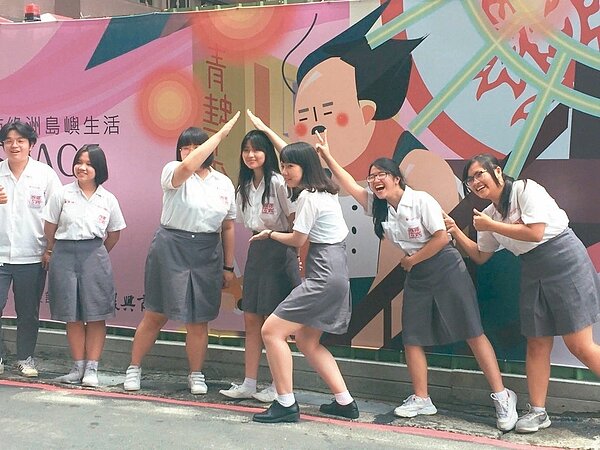 復興商工學生協助彩繪中和區永安段都更案工程圍籬,高興拍下合照。 (圖/新北市工務局提供)