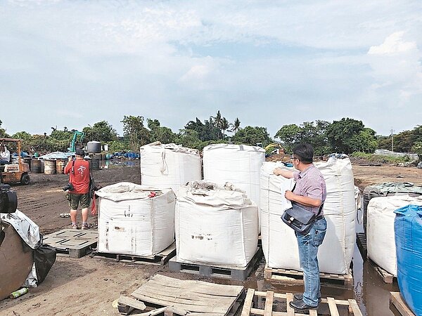 環團公布橋頭筆秀社區土地遭人傾倒大量廢汙泥,高雄市環保局表示已在去年10月查獲在案,地主正執行清理。( 圖/高雄市環保局提供)