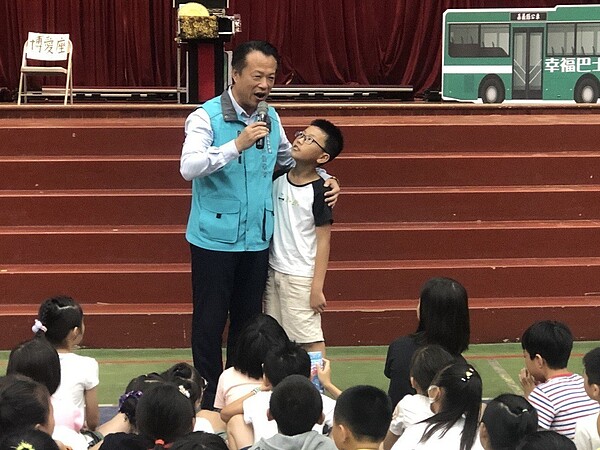 嘉義縣長翁章梁(左)到朴子大同國小,化身老師與學生互動,有獎徵答,宣導搭公車節能減碳環保教育理念,場面熱烈。 (記者魯永明/攝影)