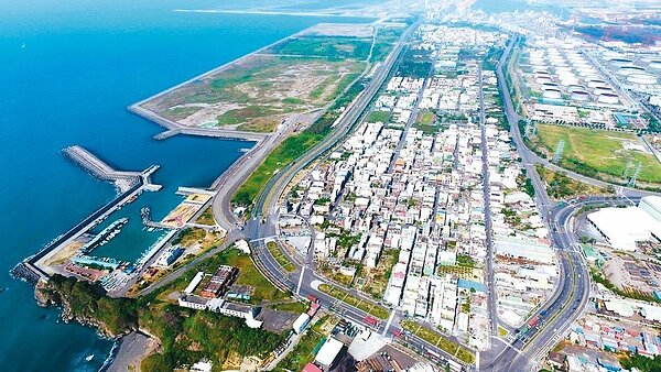 有立委質詢經濟部長沈榮津,有關10月8日行政院核定大林蒲遷村案後的執行進度,質疑高市府遲未簽訂與經濟部委託協議書,恐影響遷村進度,高雄市都發局嚴正駁斥。圖/高雄都市發展局提供