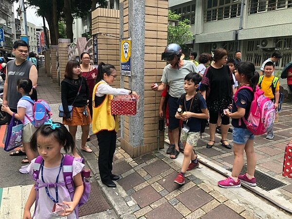 新北板橋區忠翠里也因應端午5日與永慶房屋推出限量香包，吸引當地大小朋友前來領取。（圖／永慶房屋）