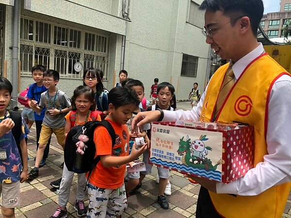 新北板橋區忠翠里也因應端午5日與永慶房屋推出限量香包，吸引當地大小朋友前來領取。（圖／永慶房屋）