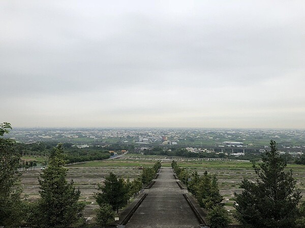 社頭鄉第六公墓風水佳,納骨塔每年有2千萬元收入。(記者林敬家/攝影)