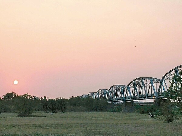 今年國慶煙火確定落腳屏東,高屏舊鐵橋下的屏東河濱公園雀屏中選,當地景致優美。 (圖/聯合報系資料照片)