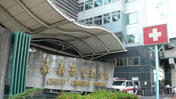 嘉義基督教醫院急診部醫師蔡銘仁提醒民眾天氣炎熱時，盡量不要在中午10點到下午2點長時間曝曬在太陽下、盡量多喝水、補充電解質，緩解熱中暑的不適，如出現意識不清時盡快就醫治療。（圖／聯合報資料照）