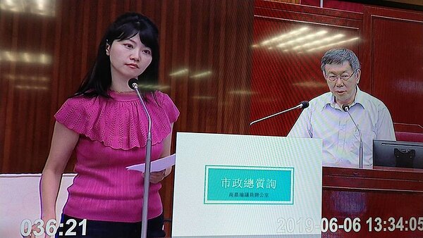 台北市長柯文哲今天赴議會總質詢，市議員高嘉瑜質詢北市超商、咖啡店何時禁菸。（記者楊正海/攝影）