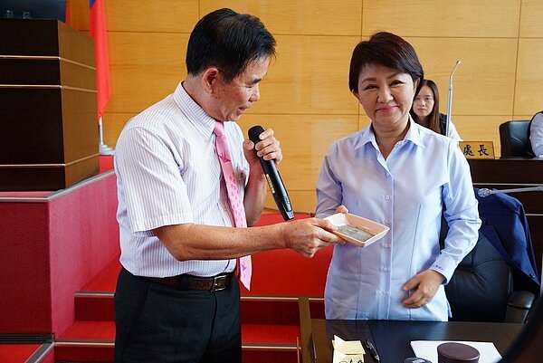 台中市議員吳敏濟(左)爭取大安沙雕博物館,指大安零號砂適合沙創作。(記者陳秋雲/攝影)