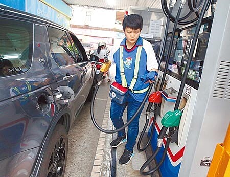 下周汽油價格預估每公升大降1.4元。(范揚光攝)