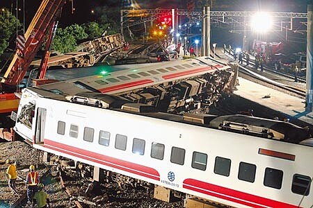 發生在去年10月21日的普悠瑪列車翻覆事件,宜蘭地檢署6日偵結,將列車司機員尤振仲等3人提起公訴。(本報資料照片)