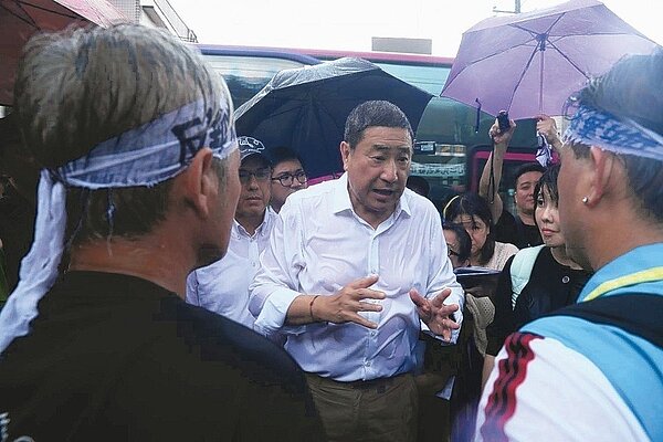 台泥董事長張安平(中)6日出席公聽會,就和平廠代燒花蓮垃圾一事,與場外抗議民眾對話。 台泥/提供