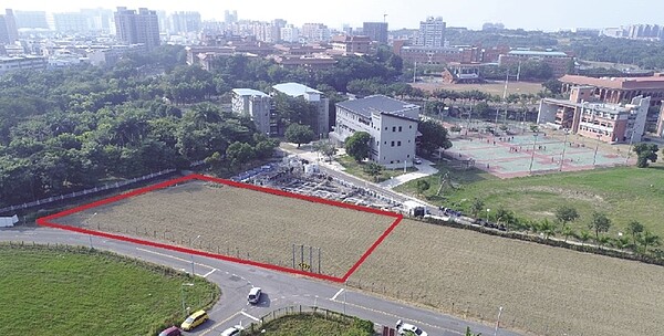 緊鄰高科大楠梓校區的922.1坪建地,因有溢價至少15%的空間,此次標售將成搶標的標的,圖右即為高科大。圖:高雄地政局提供