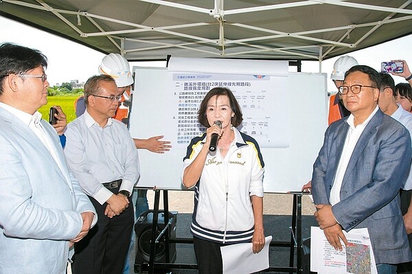 立法院交通委員會昨到宜蘭考察,縣長林姿妙(中)爭取「山腳下道路」(台2庚延伸線)拓寬至15公尺,交通部同意納入綜合評估規畫。 (圖/宜蘭縣府提供)