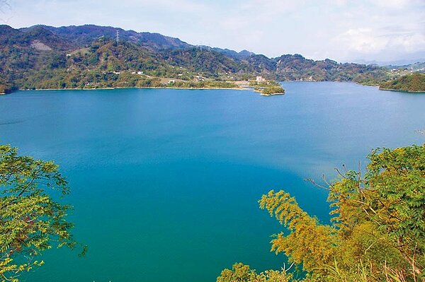 配合中央綠能政策,中區水資源局將鯉魚潭水庫2公頃湖面租用給廠商建置太陽能板,引起附近村民質疑破壞遺址、景觀。(中時巫靜婷翻攝)